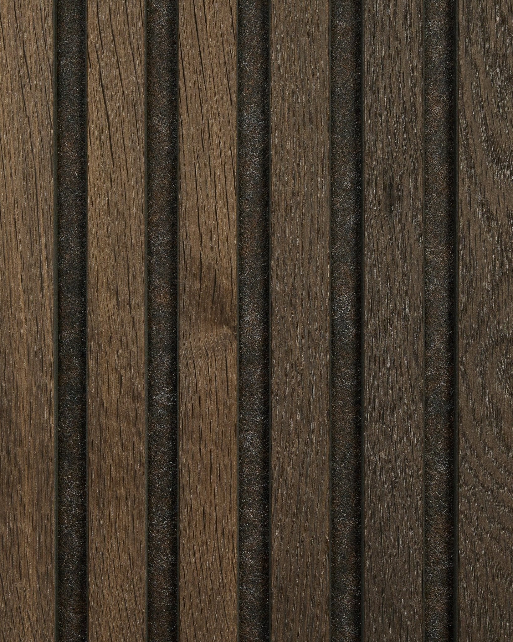 Close-up van een sample van het akoestische houten paneel Akupanel in Smoked Oak van WoodUpp, met een natuurlijke brown nerf, vertical groeven en gelijkmatig verdeelde donkere lijnen.